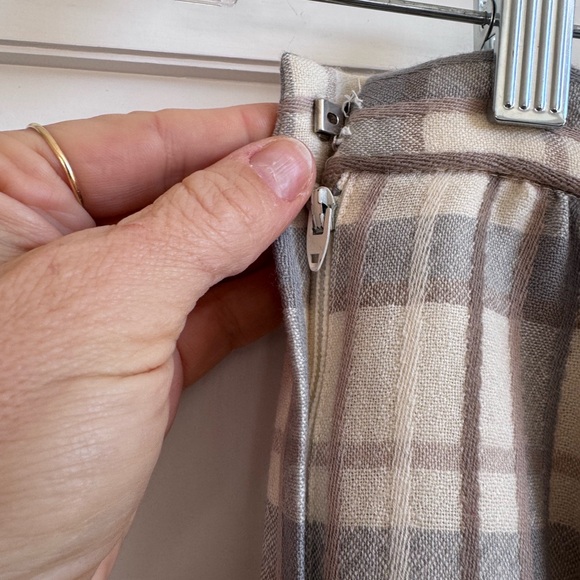 VINTAGE David Brooks Plaid Gray, Tan & Cream WOOL Skirt - fits like a size 4 - Picture 6 of 8